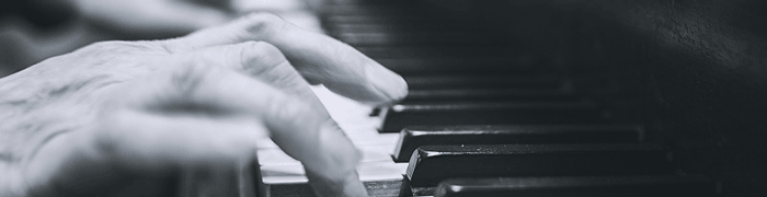 Mains jouant du piano
