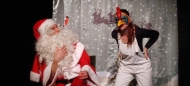 Un comédien en père Noël  et une comédienne avec un masque d'oiseau